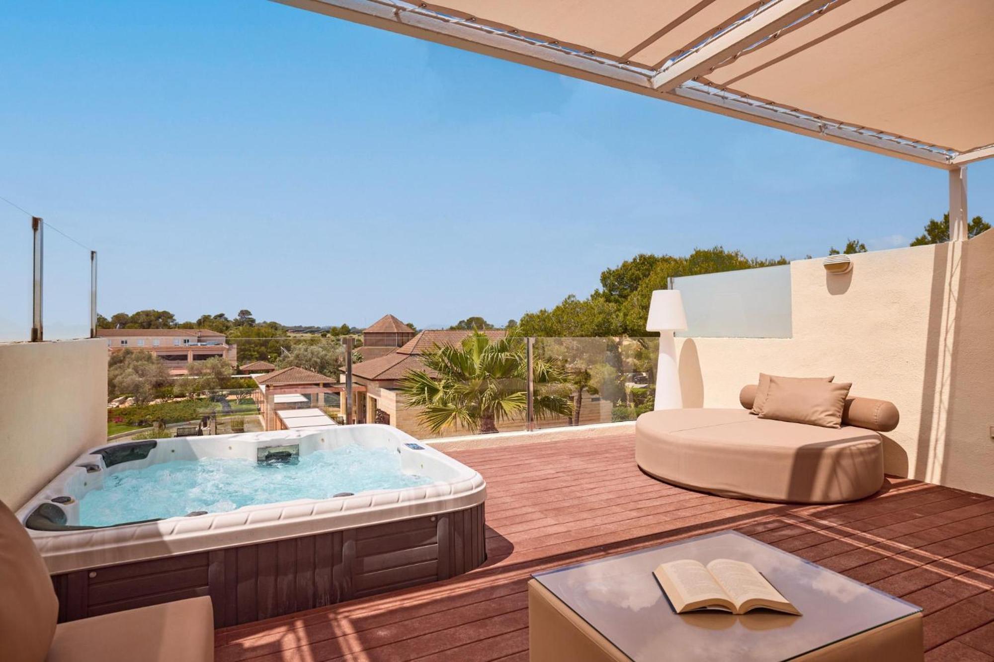 One-Bedroom Penthouse Suite,1682942957:JPEG