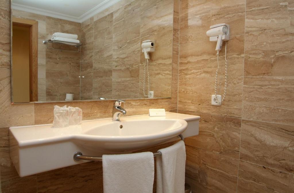 Habitación Doble con cama supletoria (2 adultos + 1 niño)